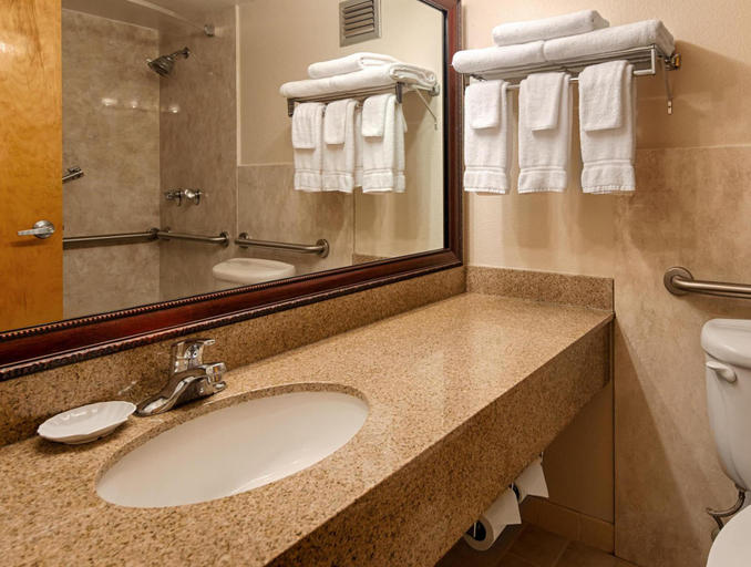 Bathroom, Baymont Inn & Suites, Washington