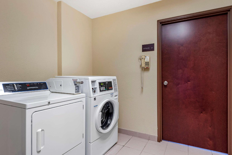 Bathroom, Comfort Inn & Suites Muncie Area, Delaware