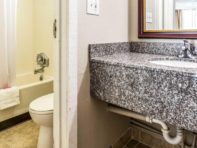 Bathroom 5, Quality Inn South, Marion
