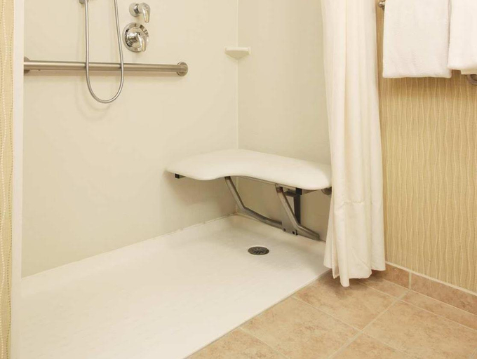 Bathroom 4, Hampton Inn Boston/Peabody, Essex