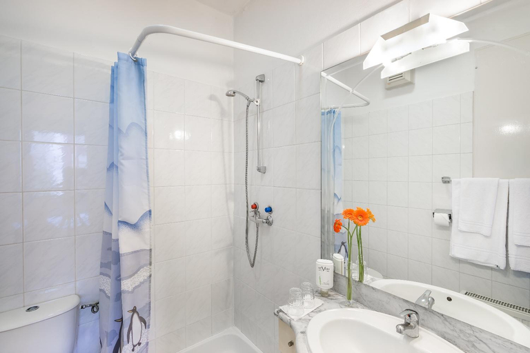 Bathroom 3, Hotel Thomas Budapest, Budapesti