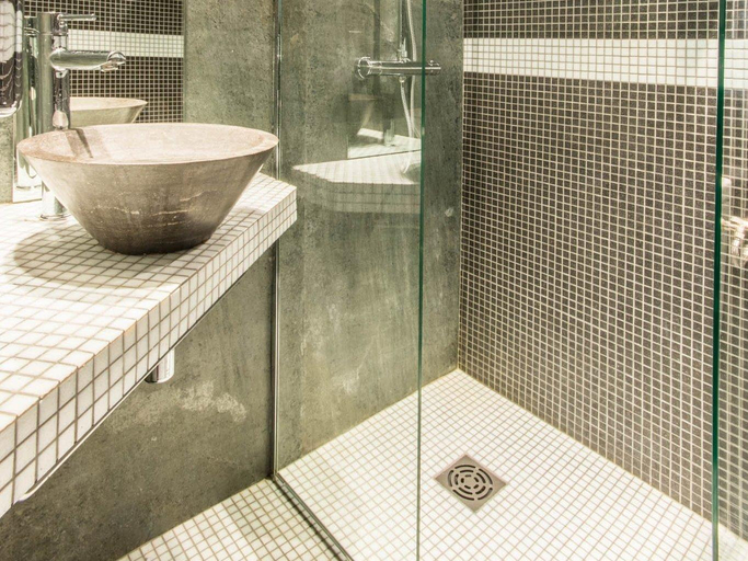 Bathroom 4, Hotel Moulin Plaza, Paris