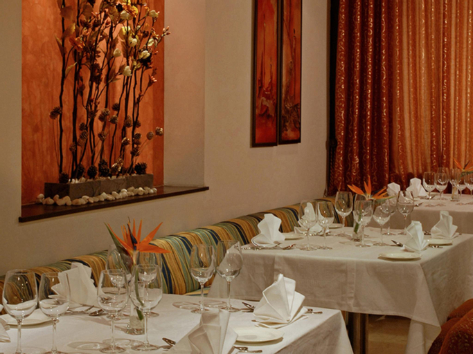 Food & Drinks 3, Fortune Select Global, Gurugram - Member ITC Hotels' Group, West