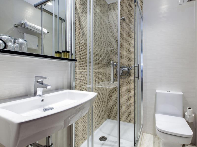 Bathroom 4, Hostal Castilla I, Madrid