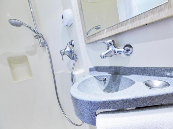 Bathroom 3, Premiere Classe Geneve Saint Genis Pouilly Hotel, Ain