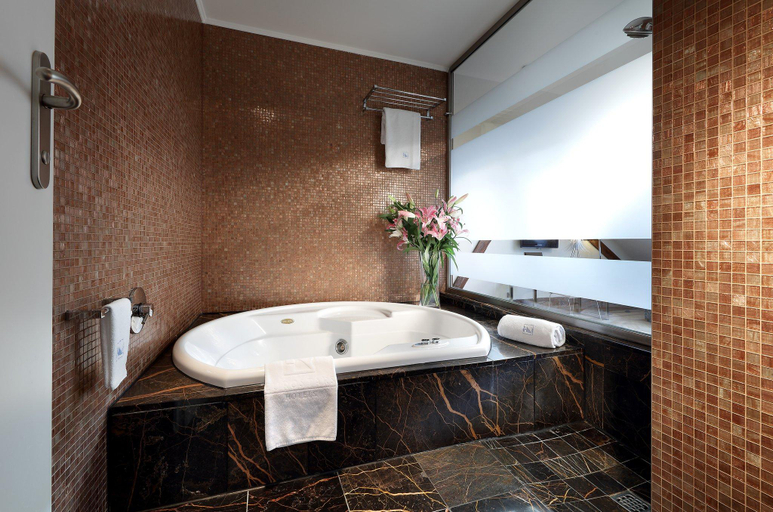 Bathroom 4, Eurostars Thalia Hotel, Praha 1