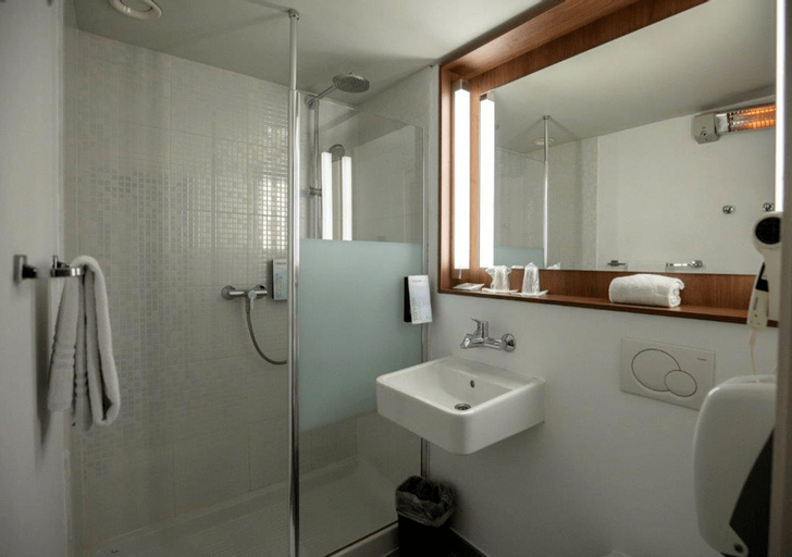 Bedroom 3, Campanile Luik Hotel, Liège
