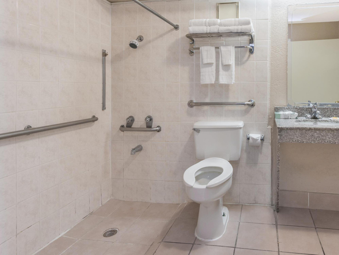 Bathroom 2, Studio 6 Downtown, Bexar