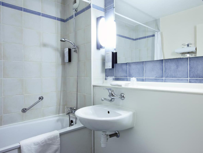 Bathroom 3, Campanile Hotel And Restaurant Amsterdam Zuid Oost, Amsterdam