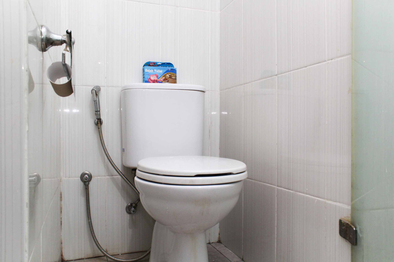 Bathroom 5, Simply dan Comfort Living Studio at Tamansari Semanggi Apartment By Travelio, Jakarta Selatan