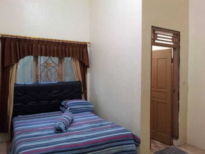 Bedroom 2, Villa Malika B with direct view to Cisuren Hill, Bogor