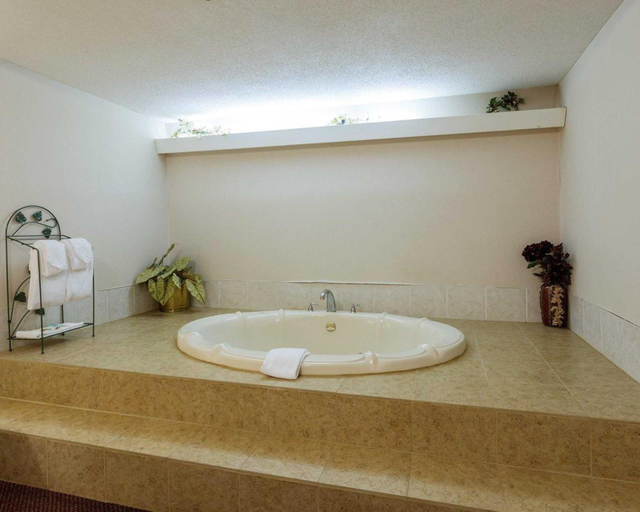 Bathroom, Quality Inn Robinsonville, Tunica
