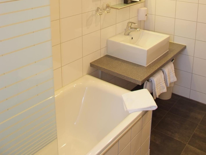 Bathroom 3, Arena Hotel, Gelsenkirchen