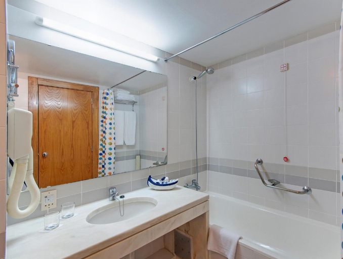 Bathroom 4, TRYP by Wyndham Montijo Parque Hotel, Montijo