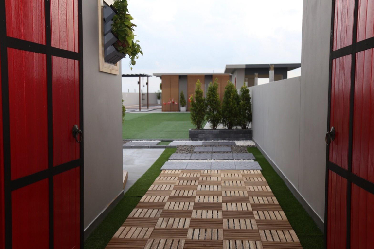Exterior & Views 25
