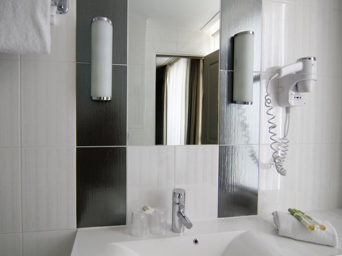 Bathroom 4, Hotel Moris Grands Boulevards, Paris