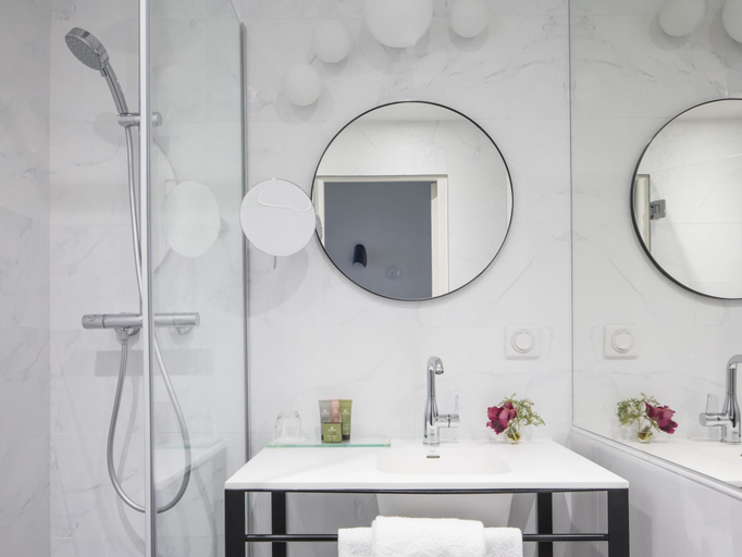 Bathroom 2, Hotel Malte - Astotel, Paris