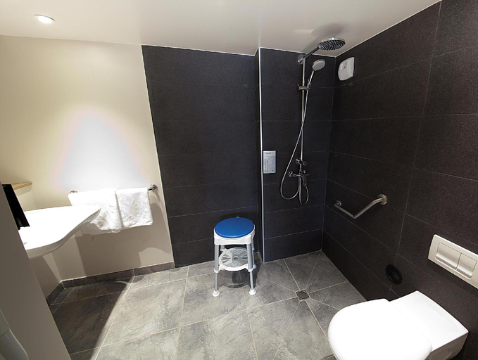 Bathroom 4, Campanile Clermont Ferrand Sud Aubieres, Puy-de-Dôme