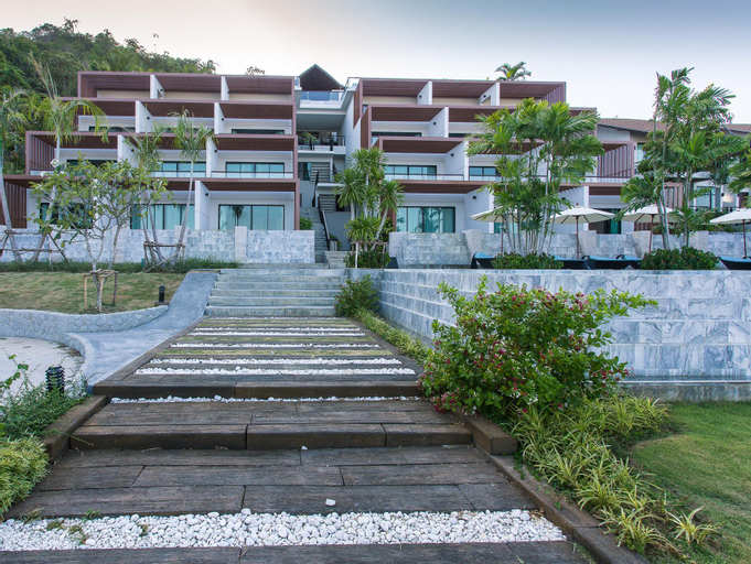 Exterior & Views 11