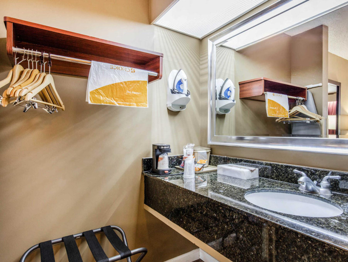 Bathroom 4, Comfort Suites Florence Shoals Area, Lauderdale