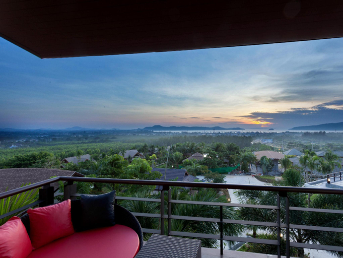 Exterior & Views 12