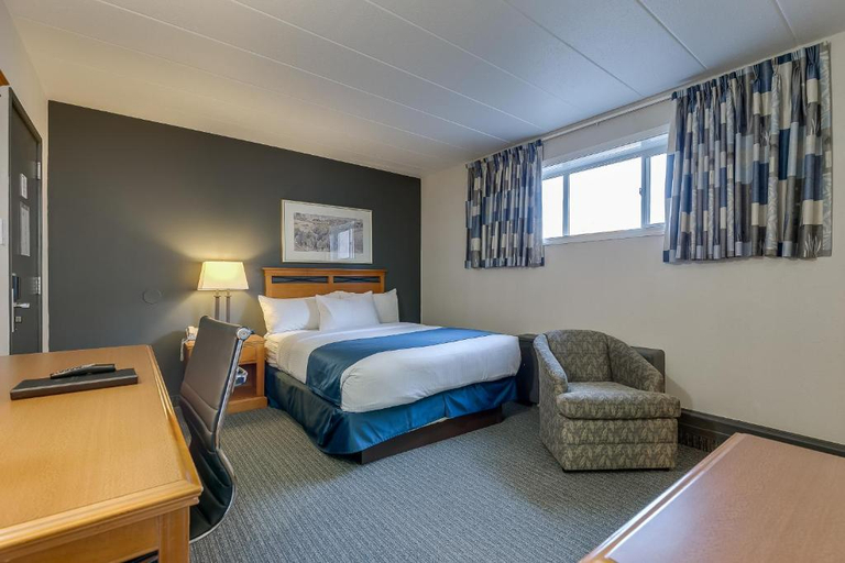Bedroom 3, West Wing at Park Town Hotel, Division No. 11