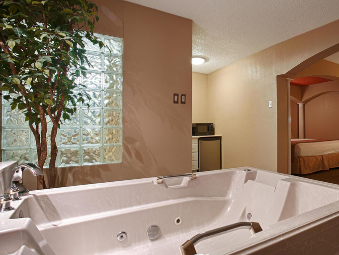 Bathroom 4, Quality Inn & Suites Dallas - Cityplace, Dallas