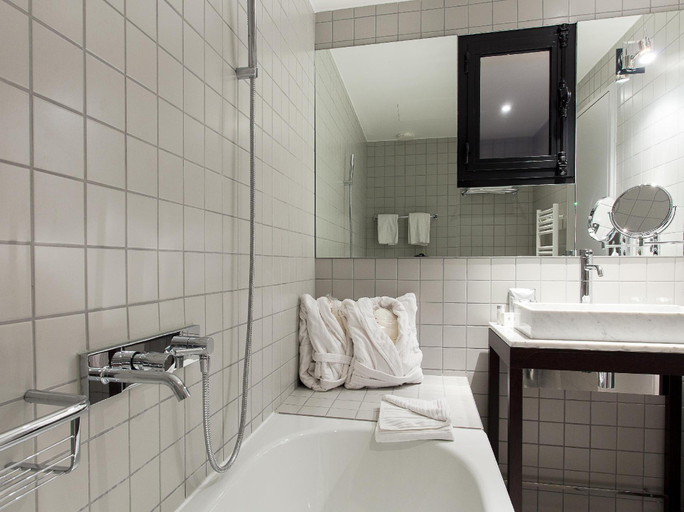 Bathroom 5, Hotel Saint Dominique, Paris
