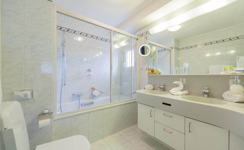 Bathroom 5, Thermal Htls & Walliser Alpentherme Leukerbad, Leuk