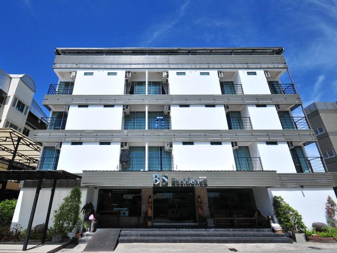 Exterior & Views 12