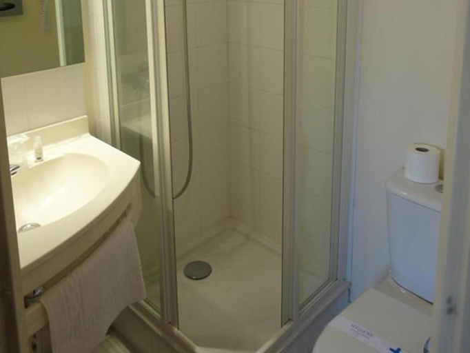 Bathroom 4, Kyriad Chantilly, Oise