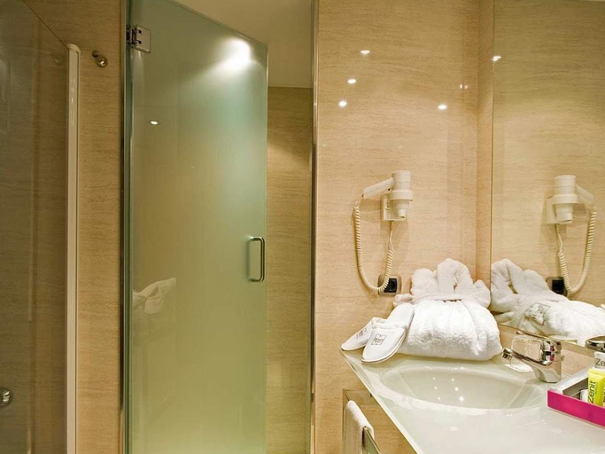 Bathroom 5, Hotel Zenit Borrell, Barcelona