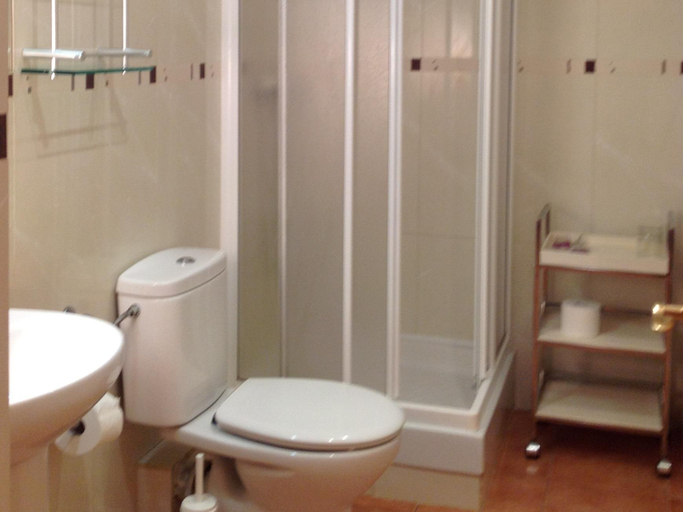 Bathroom 4, Hostal Luz, Madrid