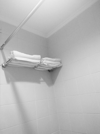 Bathroom 4, Alpine Hotel, Central Jakarta