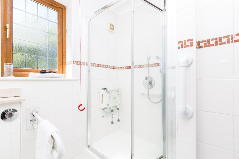 Bathroom 2, De Rougemont Manor Hotel, Essex