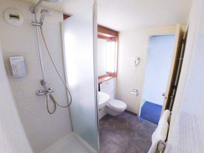 Bathroom 4, Hôtel Morangis Orly, Essonne