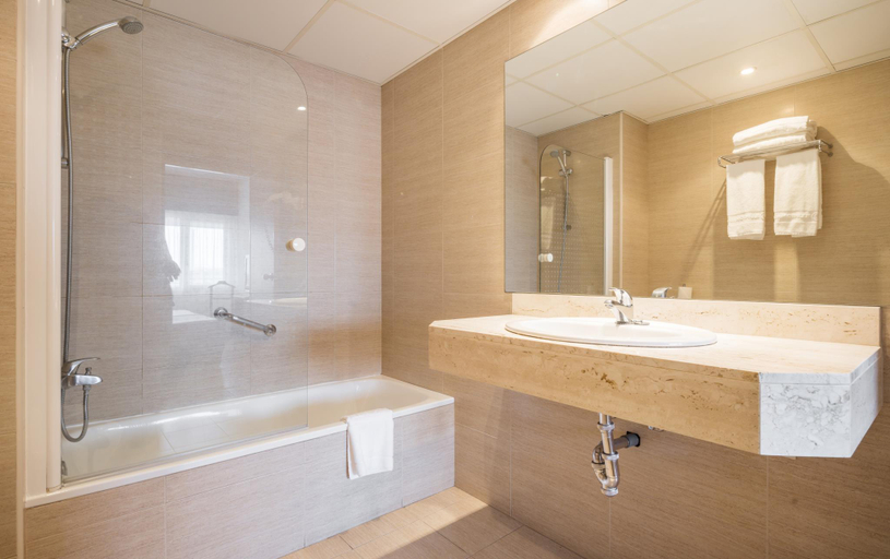 Bathroom 3, Ilunion Romareda Hotel, Zaragoza