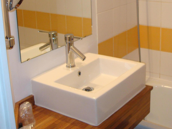 Bathroom 5, Kyriad Lille Est Villeneuve d'Ascq, Nord