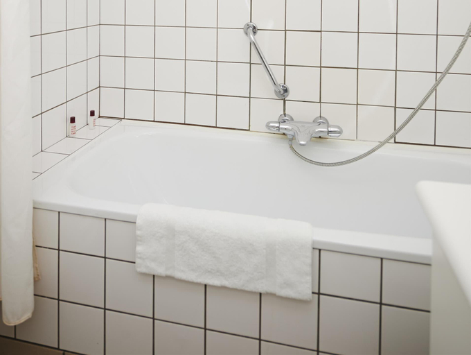 Bathroom 5, Grand Hôtel de Flandre, Namur
