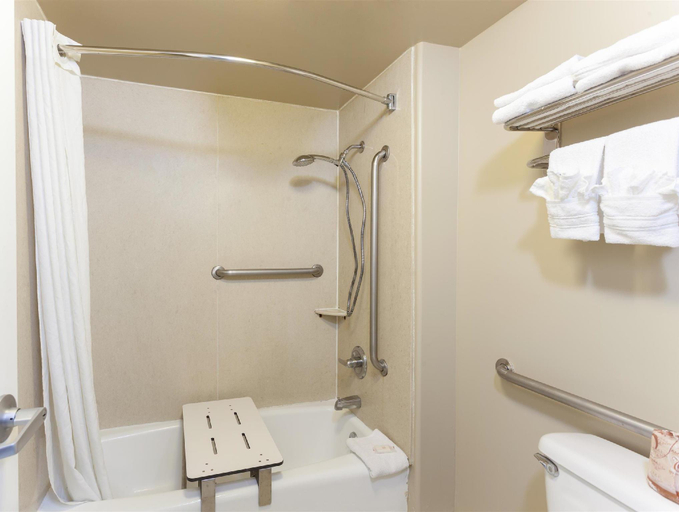 Bathroom 4, Torrance Inn LAX Airport Area, Los Angeles