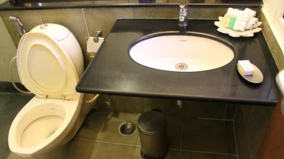 Bathroom 4, juSTa Indiranagar, Bangalore