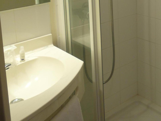 Bathroom 4, Kyriad Chantilly, Oise