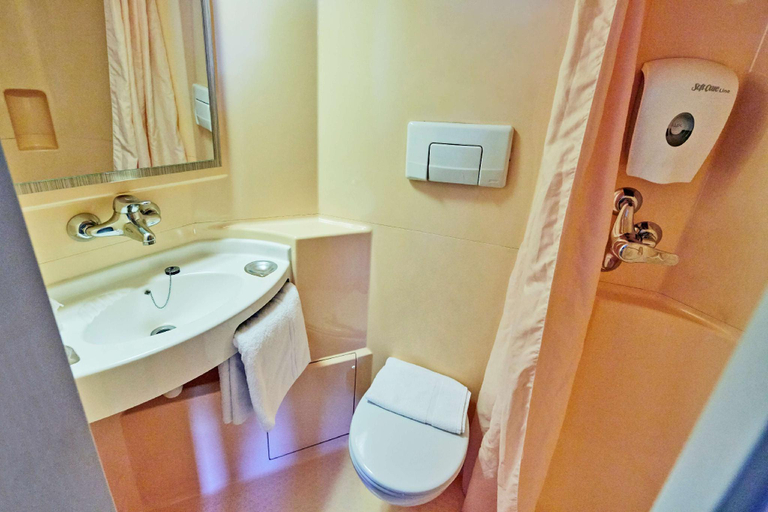 Bathroom 5, Premiere Classe Avignon Parc Des Expositions, Vaucluse
