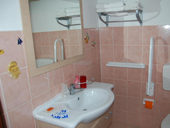 Bathroom 4, Il Mirto e la Rosa, Syracuse