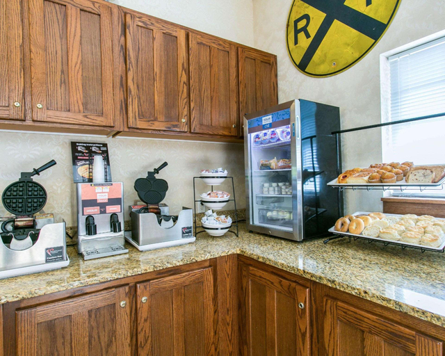 Food & Drinks 5, Comfort Inn Warrensburg Station, Johnson