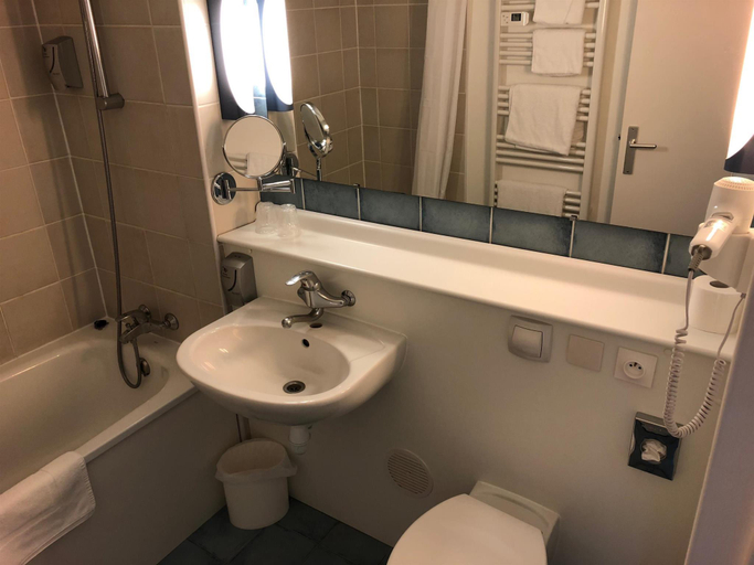 Bathroom 4, Kyriad Lisieux, Calvados