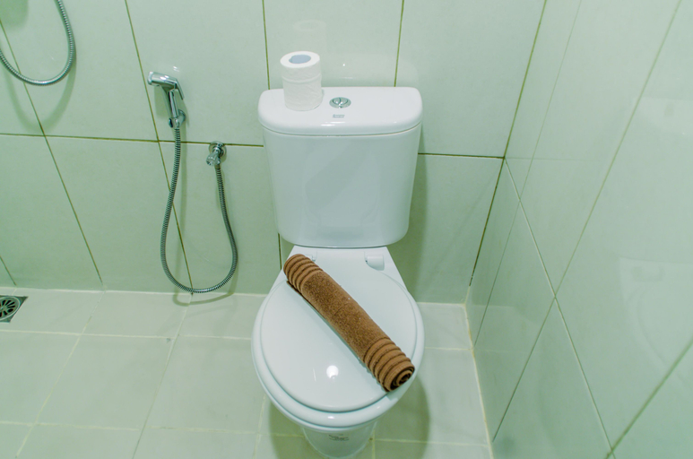 Bathroom 5, Simply Cozy 1BR at Asatti Apartment By Travelio, South Tangerang