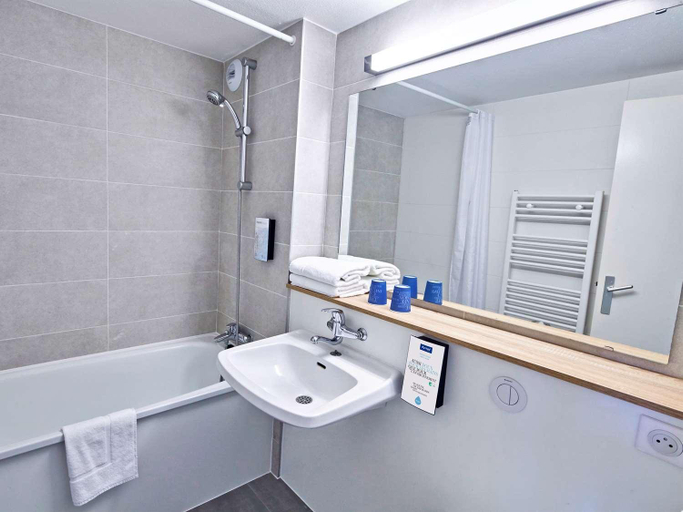 Bathroom 5, Kyriad Lille Est - Hem, Nord