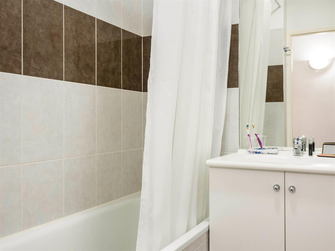Bathroom 4, Aparthotel Adagio Access Carrieres Sous Poissy, Yvelines