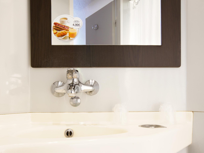 Bathroom 5, Premiere Classe Lille Est - Villeneuve D'Ascq Leze, Nord